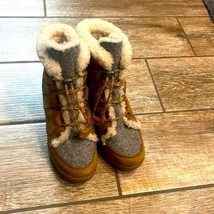 Sorel Wedge Sherpa boots, size 7, worn once, no box
